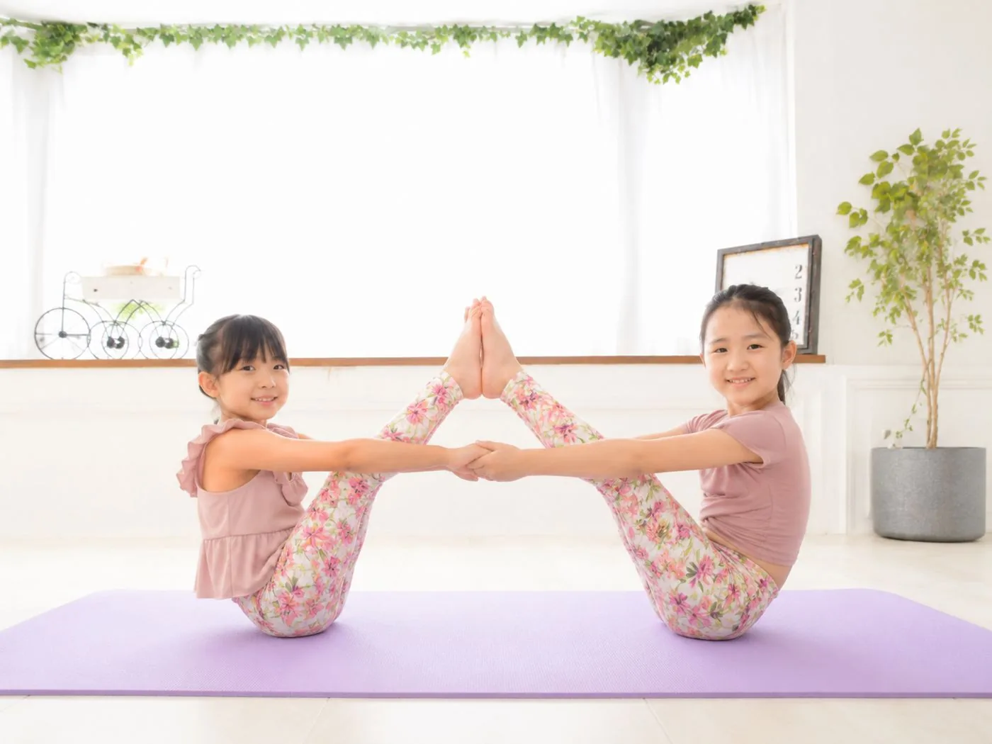 子ども同士で行うペアヨガ