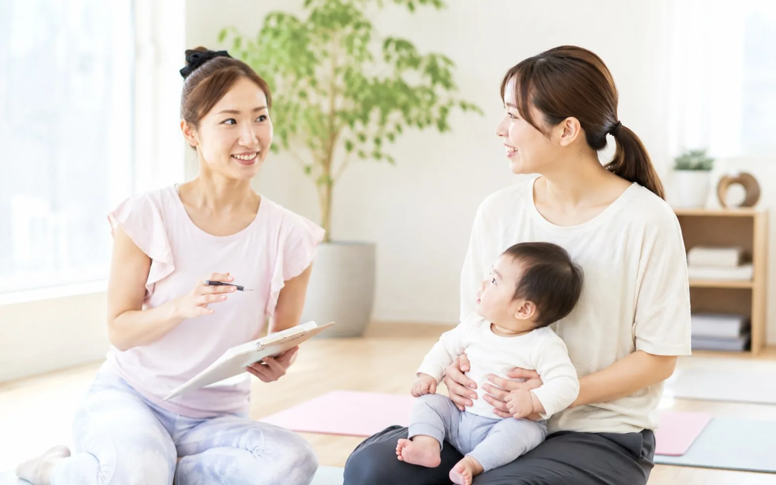 保育士や幼稚園教諭の親子支援に活かせる親子ヨガの学び