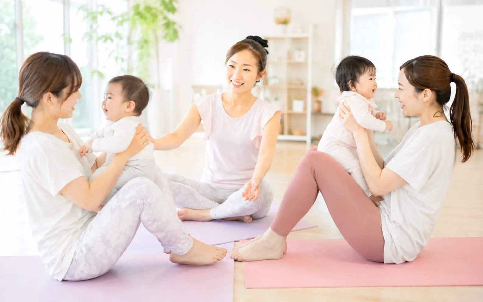 赤ちゃんの反応を見ながら親子ヨガを学ぶ様子