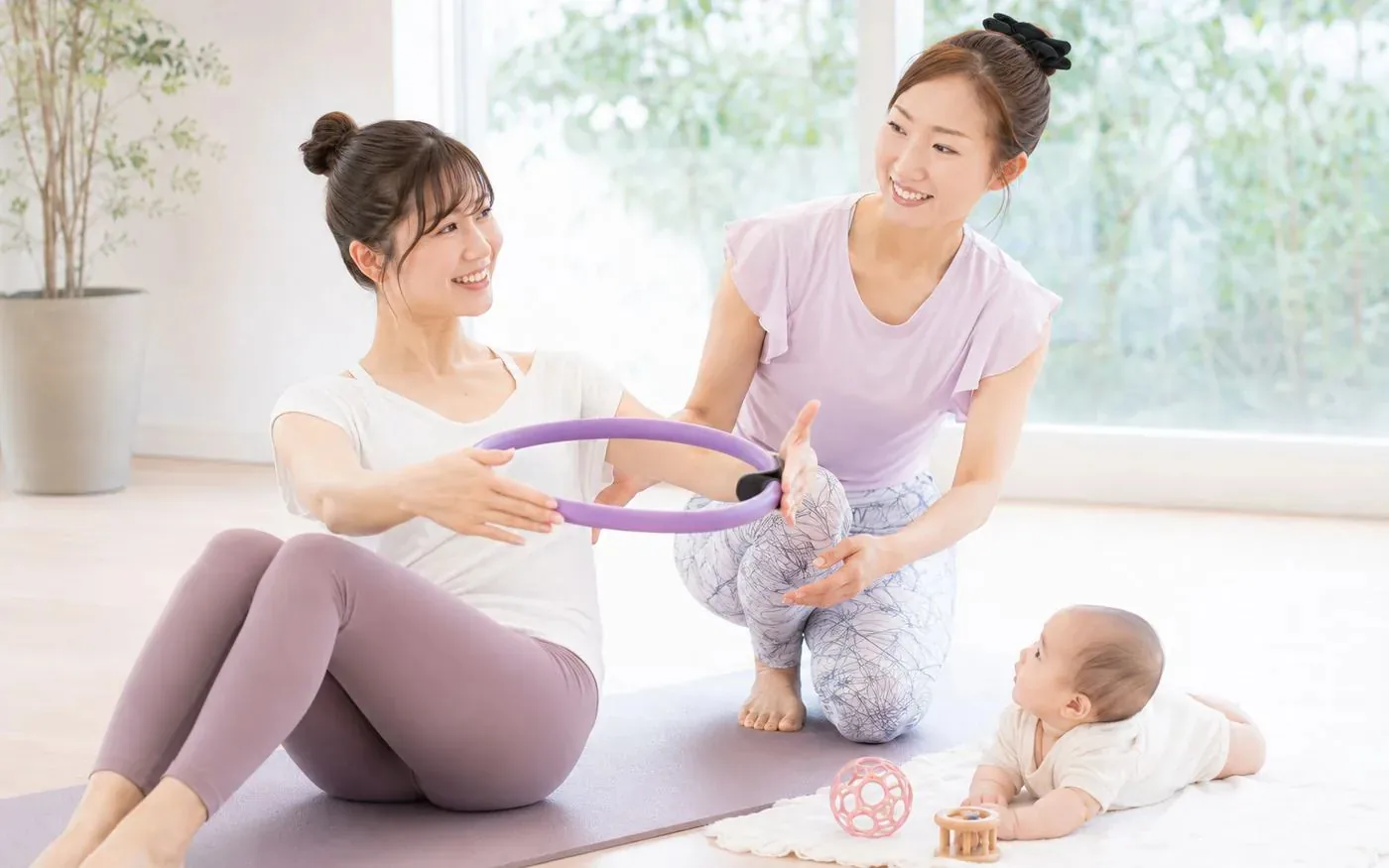 赤ちゃんと一緒に行うベビママピラティスの実技