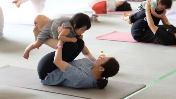 親子で楽しめるヨガレッスン
