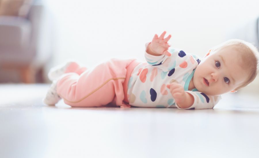 赤ちゃんの成長段階｜0歳からの自我の芽生えと親がで…の画像