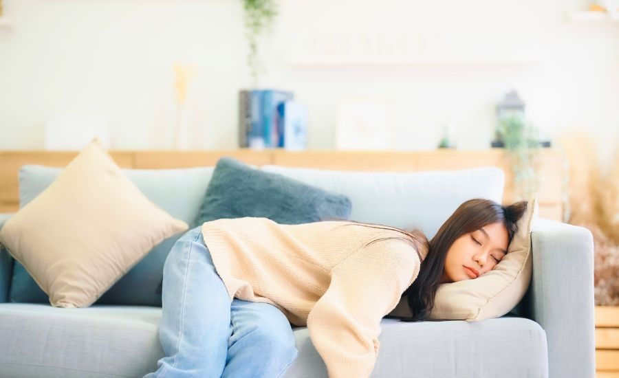 腰や背中のこわばりは寝返り不足？ヨガで整える快眠…の画像