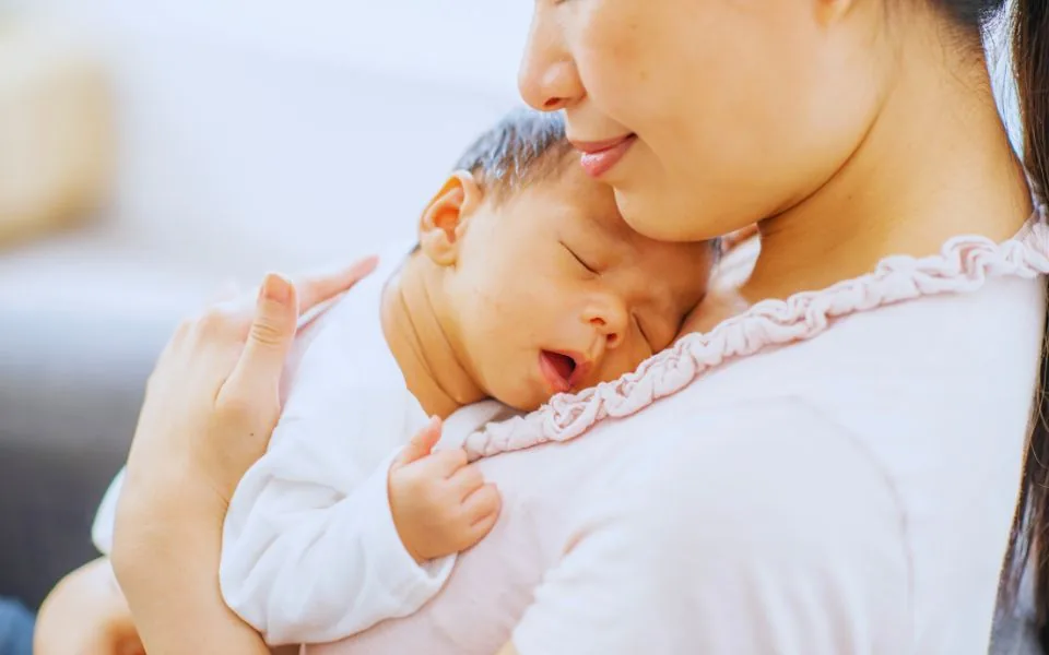 眠る赤ちゃんを見守る様子