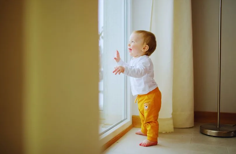1歳頃の子どもが遊ぶ様子