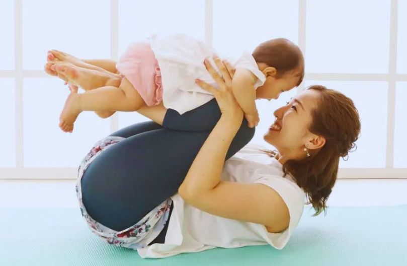 親子でベビーヨガを楽しむ様子