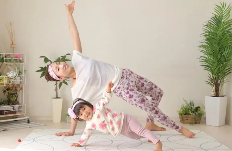 親子でリトルキッズヨガに取り組む様子
