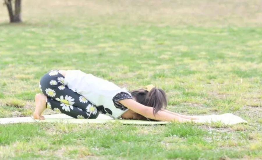 子どもが行うチャイルドポーズ