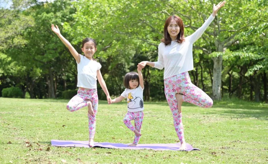 子どもが行うツリーポーズ