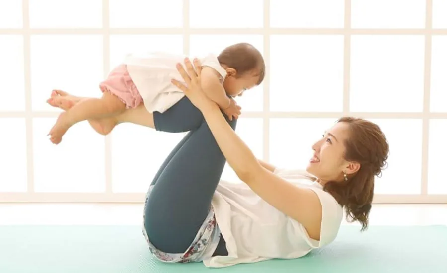 赤ちゃんと一緒に親子ヨガを楽しむ様子