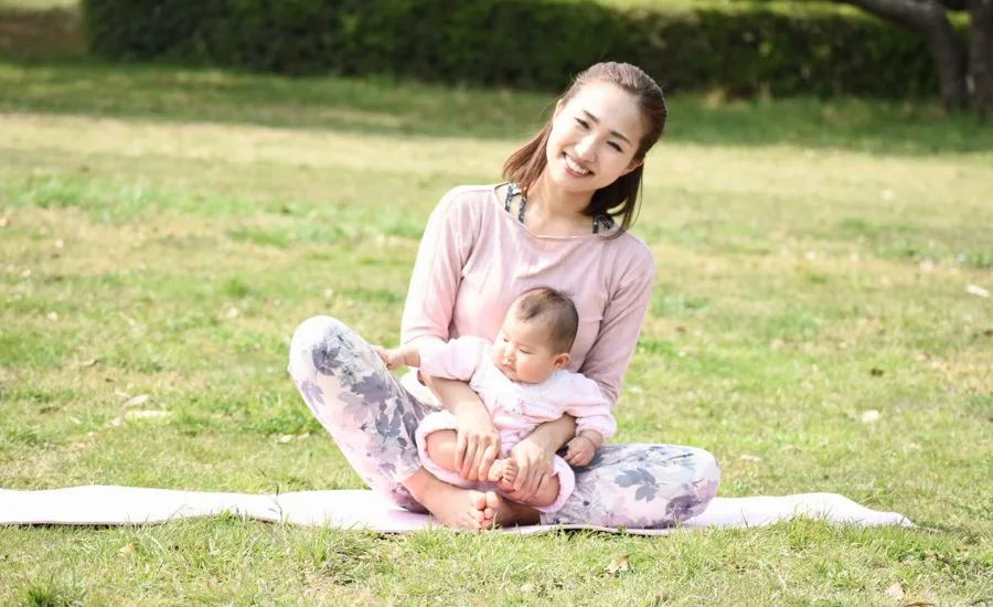 赤ちゃんと保護者が安全にベビーヨガを行う様子をイメージする写真