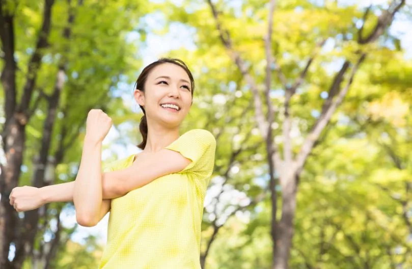 有酸素運動と筋トレを組み合わせる女性