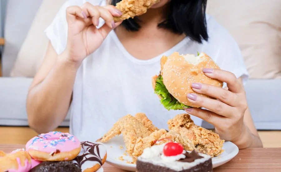 ダイエット中にストレスを感じている女性のイメージ