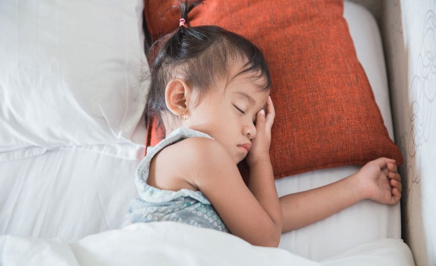 3歳児が昼寝をしている様子