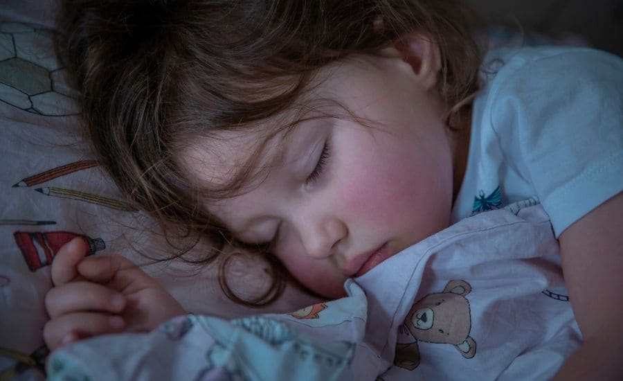 夜間に静かに眠る子ども