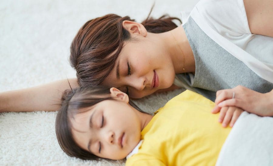 親子で寝る準備をしている様子