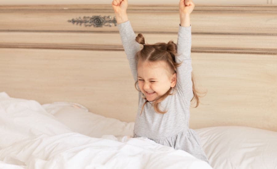 早朝に自然な目覚めを迎える子ども