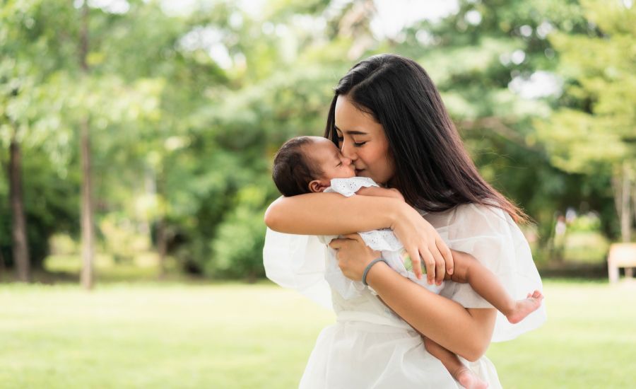 赤ちゃんがお出かけする様子と肌のケア