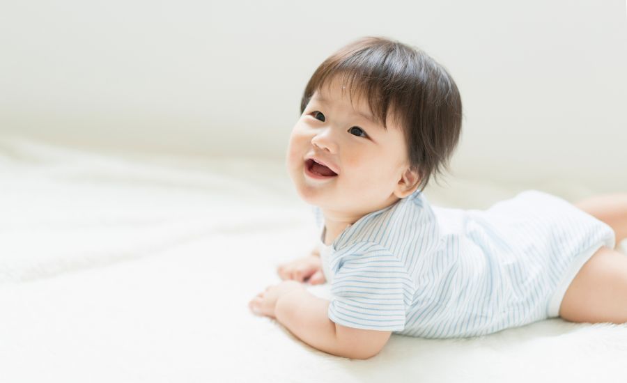 快適な部屋で過ごす赤ちゃん