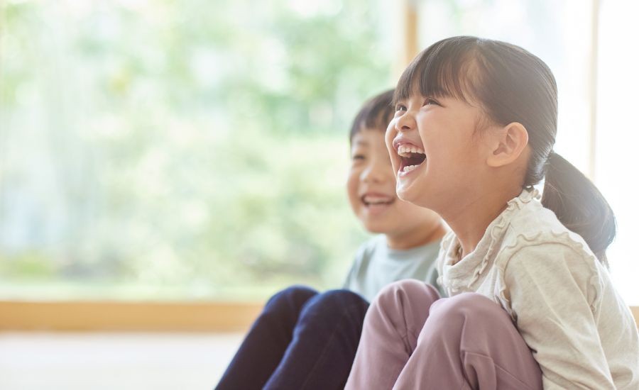 挑戦する子どもを見守る親