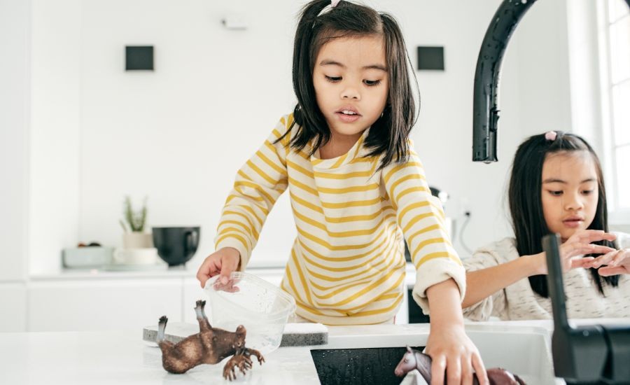 学校で自主的に行動する子ども