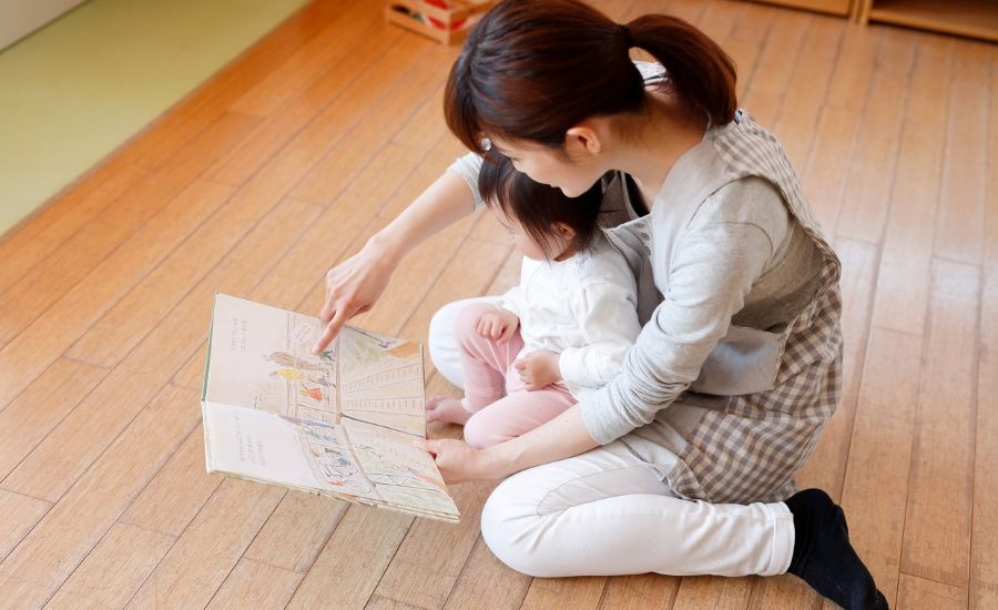 絵本を読む親子の写真