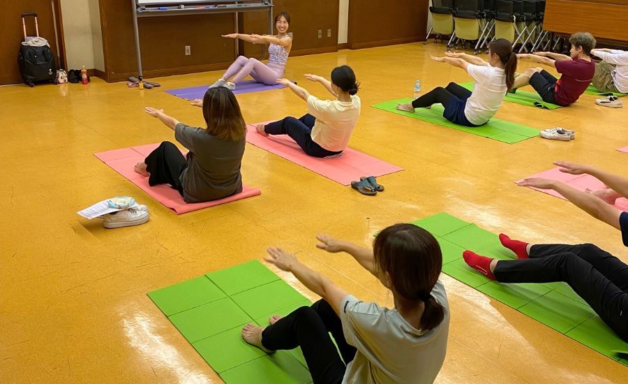 ピラティスで体幹を整える様子
