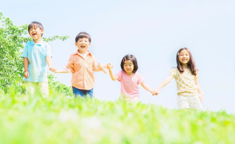 遊びながら体を動かす子どもたち