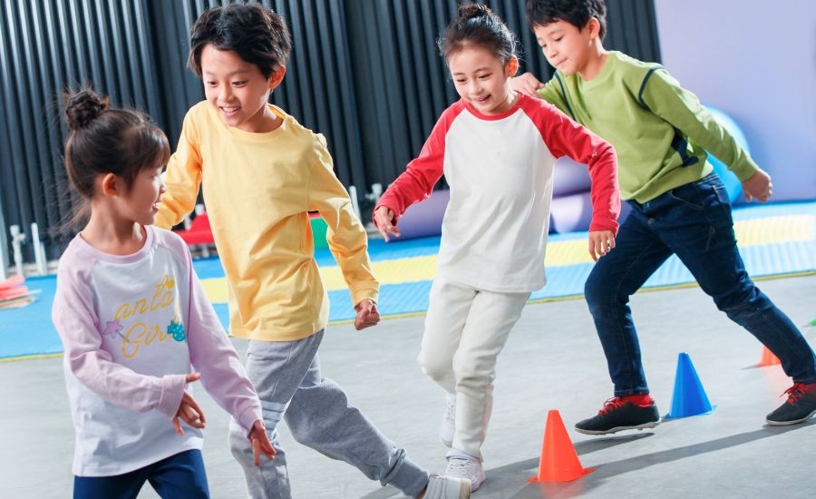 運動する子どもたち