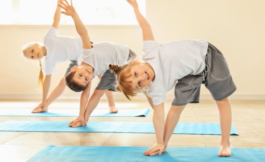 キッズヨガでバランスを取る子ども