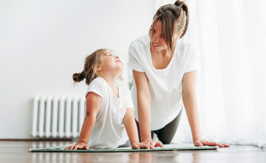 親子でヨガを楽しむ様子