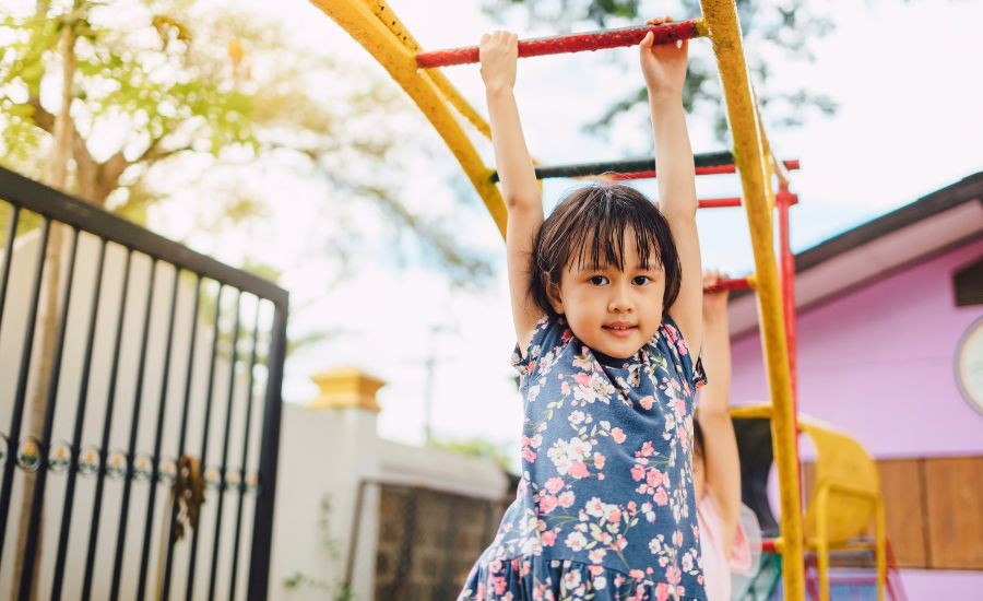 うんていで遊ぶ子ども