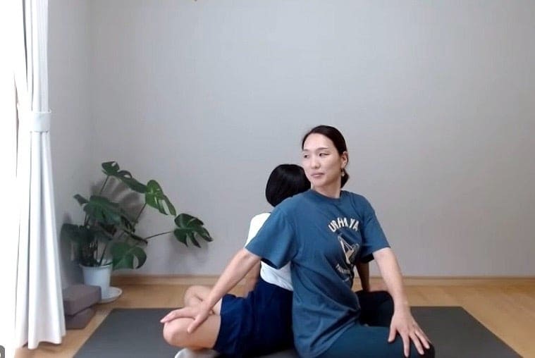 親子ヨガの風景