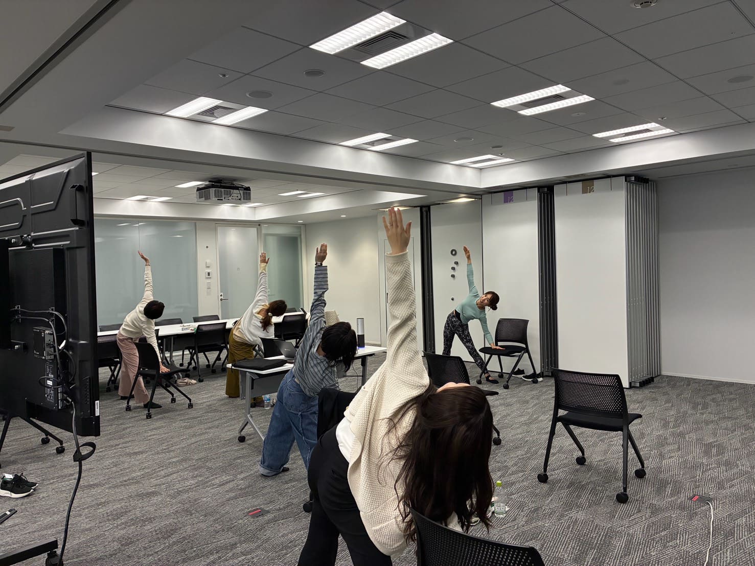 ライオン株式会社様での出張チェアヨガの様子2