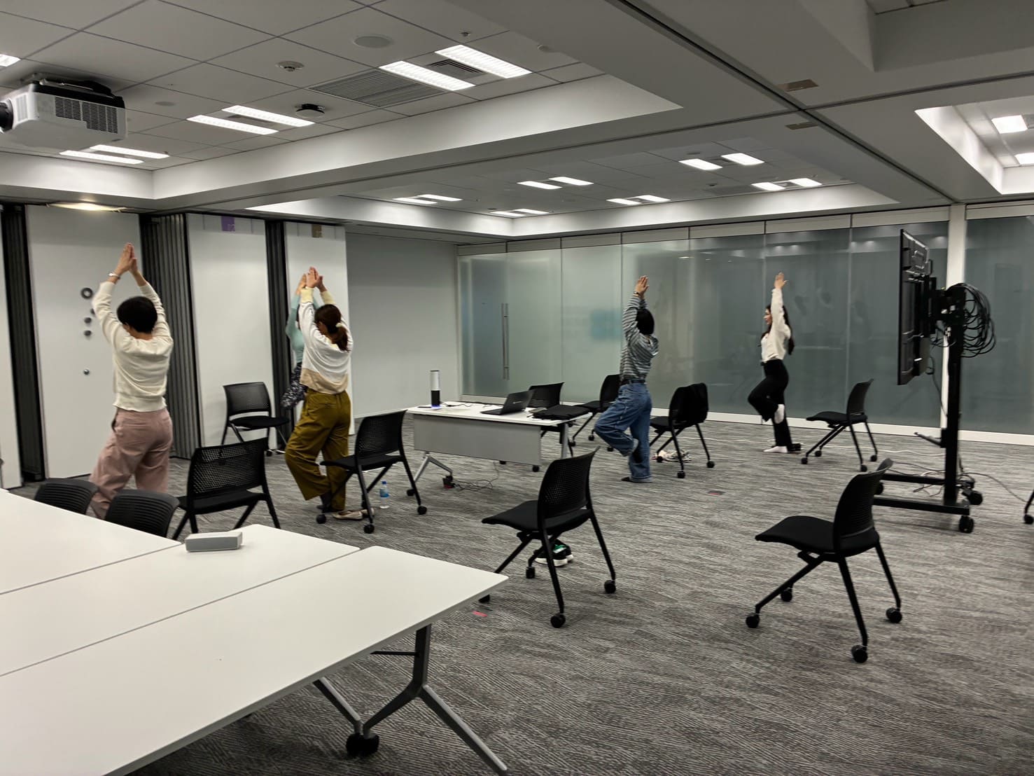 ライオン株式会社様での出張チェアヨガの様子1