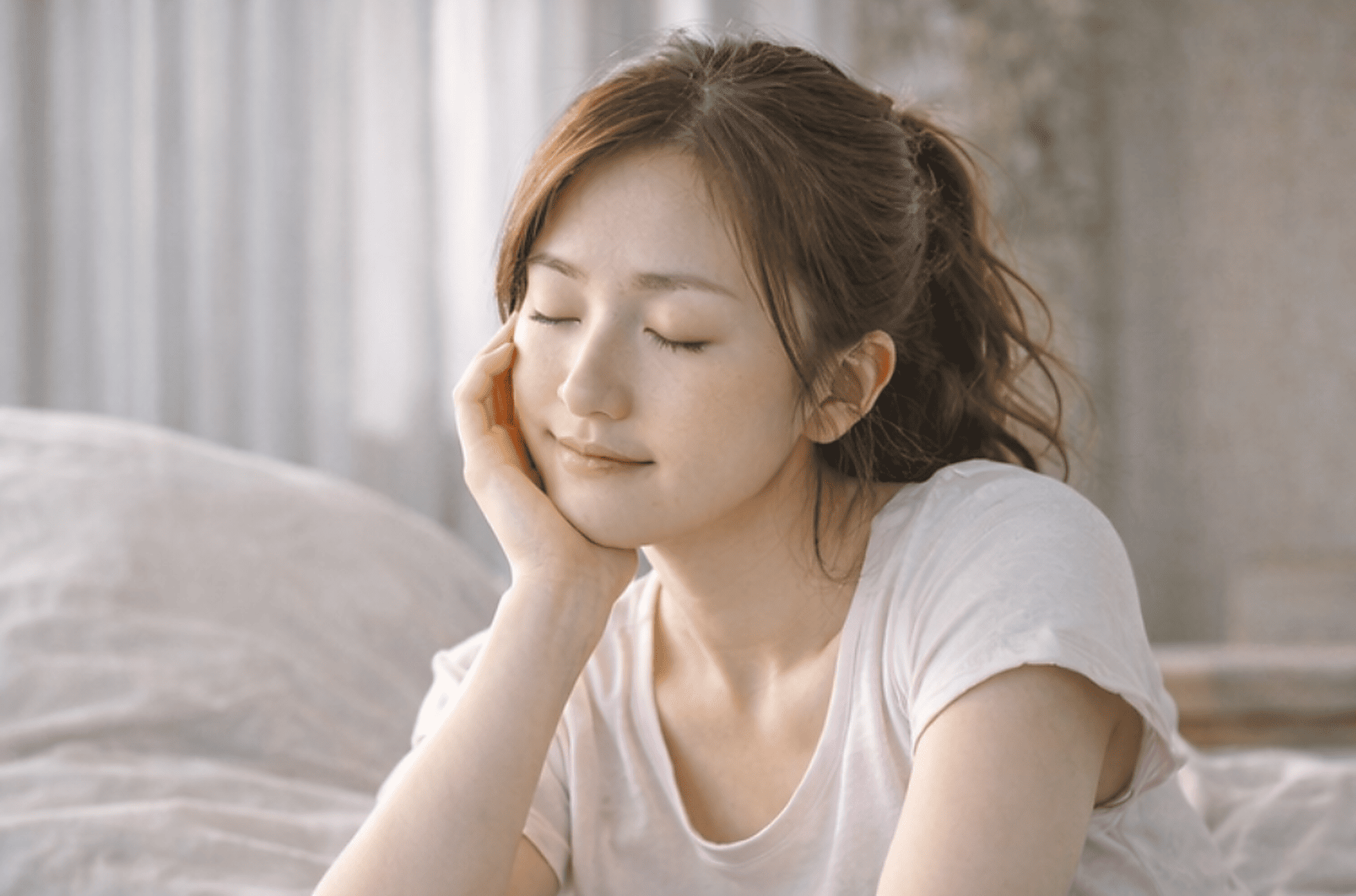 深い呼吸や静かな時間で心身を落ち着けている様子