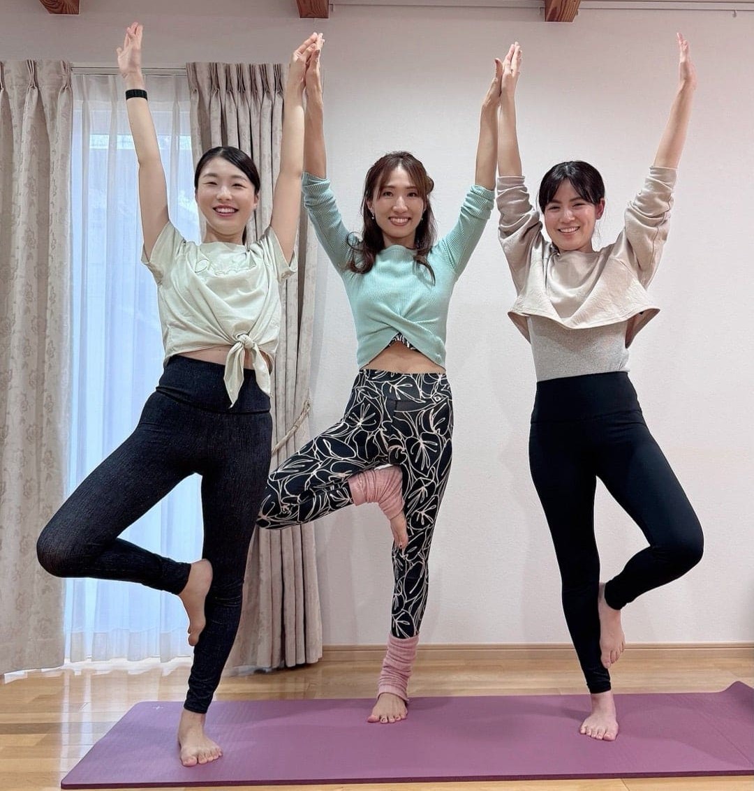 お歌を取り入れた導入とシャバーサナやチャクラ瞑想を行うレッスンの様子