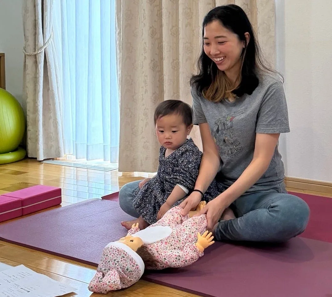 子ども連れでベビーヨガとママヨガを学ぶ講座風景