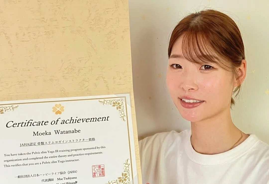 JAHA認定骨盤スリムヨガインストラクター資格取得をされたもえかさんと講座の記念写真