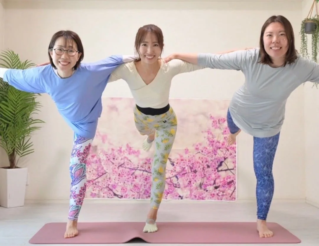 子どもたちが安心して楽しめるキッズヨガ指導の様子