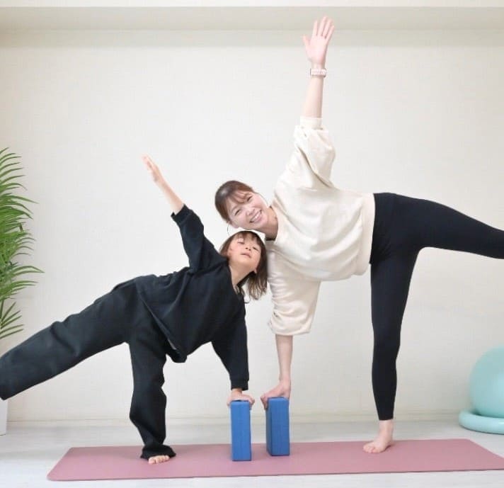 リトル&キッズヨガ認定試験で親子が一緒に学ぶ様子