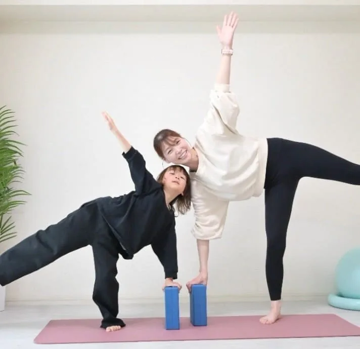 リトル＆キッズヨガ認定試験で親子が一緒に学ぶ様子