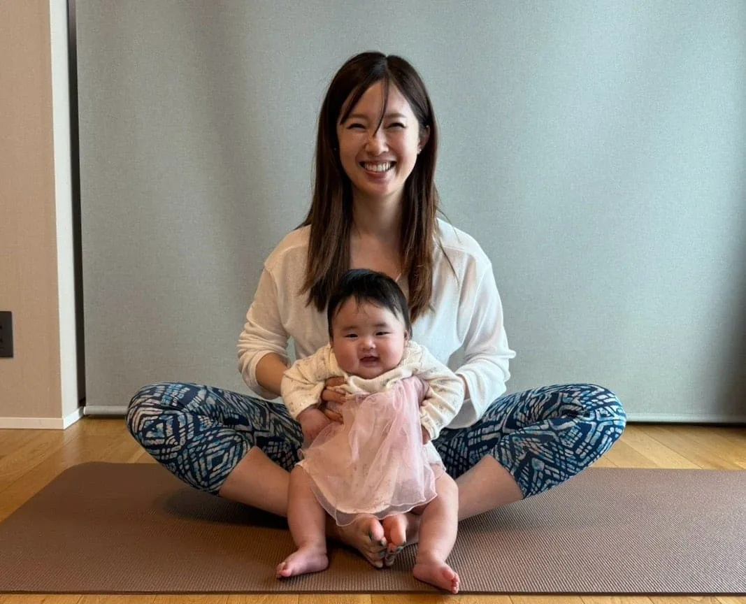 赤ちゃんの発達に合わせたベビーヨガを学ぶ香里さん