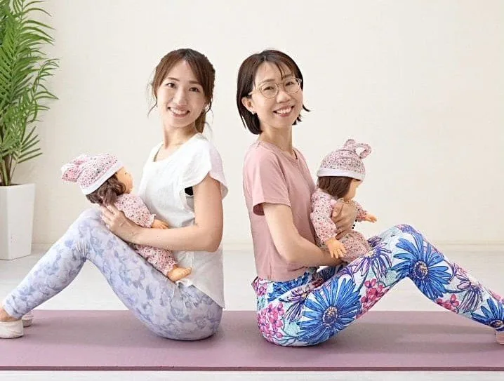 体幹部へ丁寧にアプローチするピラティス実技の様子
