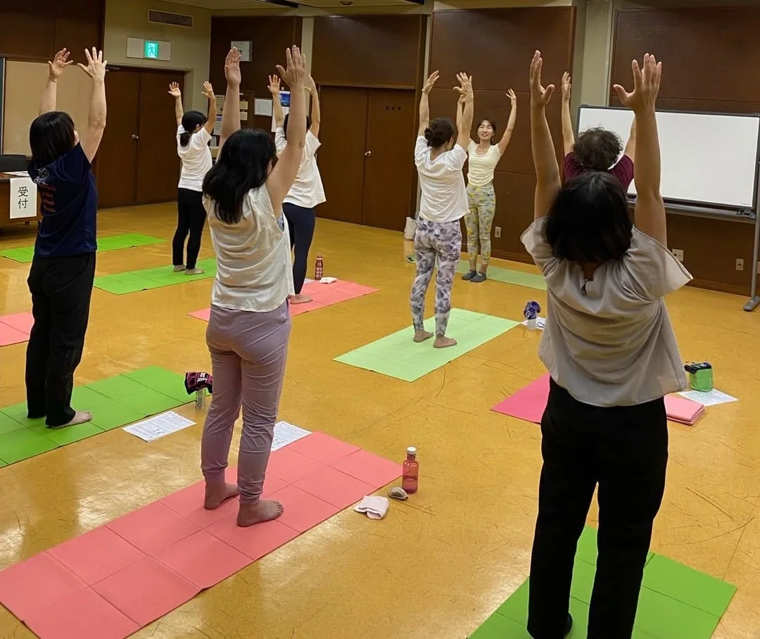 月礼拝や呼吸を取り入れたヨガ講座の様子