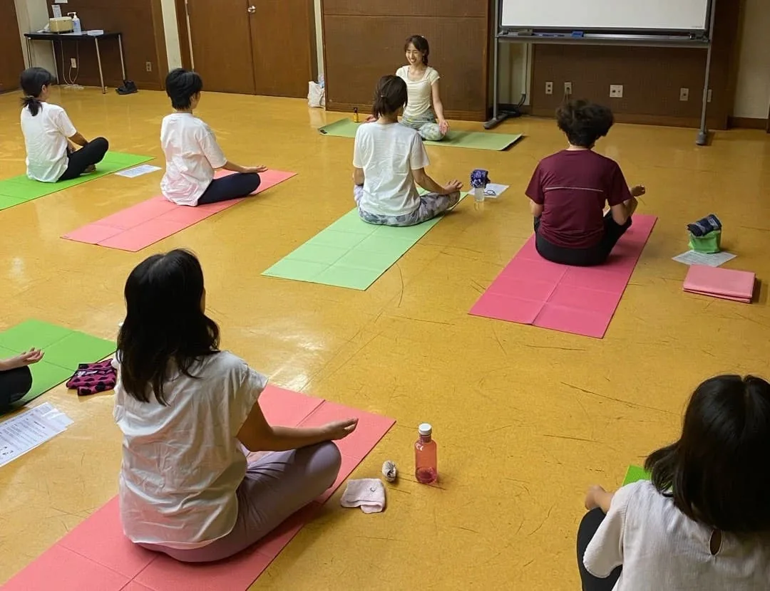 ほっとプレイス京浜島の明るい会場と講座の雰囲気