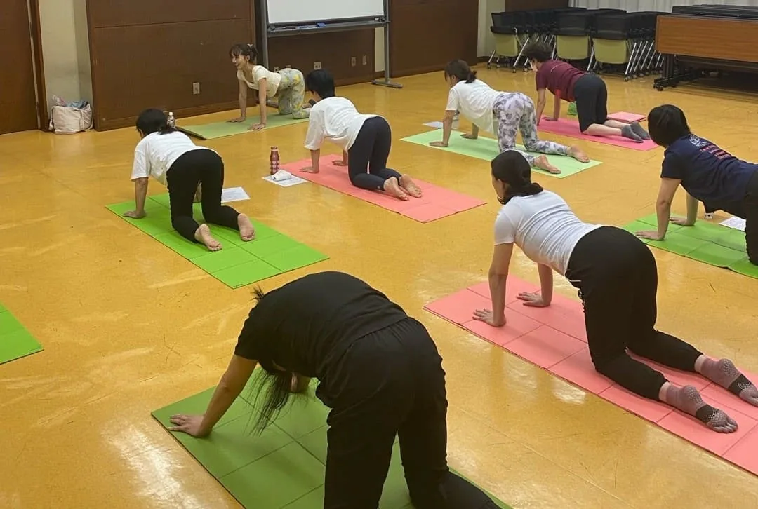 ピラティスで体幹を意識しながらエクササイズを行う講座の様子