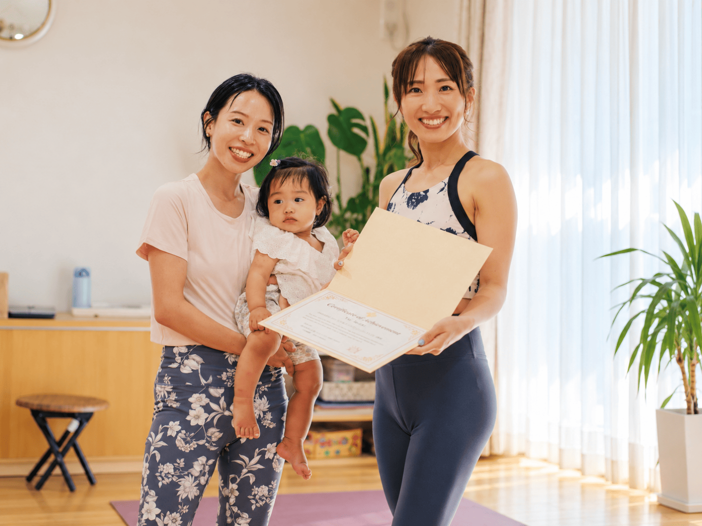 娘さんたちと一緒にベビーヨガ&ママヨガを楽しむYuiさんの親子での講座風景