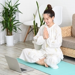人目を気にしないオンラインヨガ