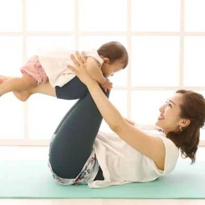 親子のふれあいを楽しむ産後ヨガ